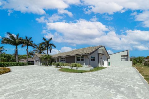 House in Miramar, Florida 3 bedrooms, 182.37 sq.m. № 1862015 - photo 9
