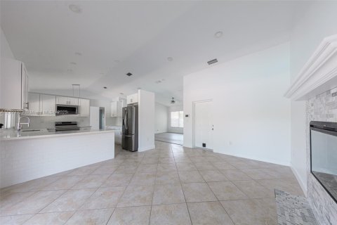 House in Miramar, Florida 3 bedrooms, 182.37 sq.m. № 1862015 - photo 12