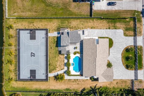 House in Miramar, Florida 3 bedrooms, 182.37 sq.m. № 1862015 - photo 1
