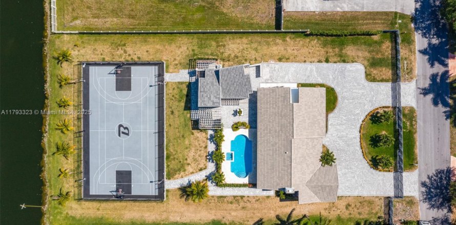 House in Miramar, Florida 3 bedrooms, 182.37 sq.m. № 1862015