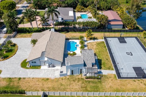 House in Miramar, Florida 3 bedrooms, 182.37 sq.m. № 1862015 - photo 5