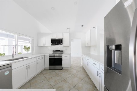 House in Miramar, Florida 3 bedrooms, 182.37 sq.m. № 1862015 - photo 16