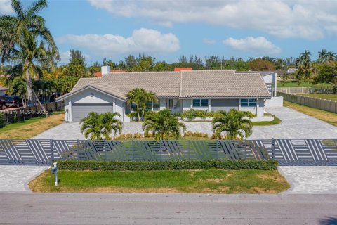 House in Miramar, Florida 3 bedrooms, 182.37 sq.m. № 1862015 - photo 4