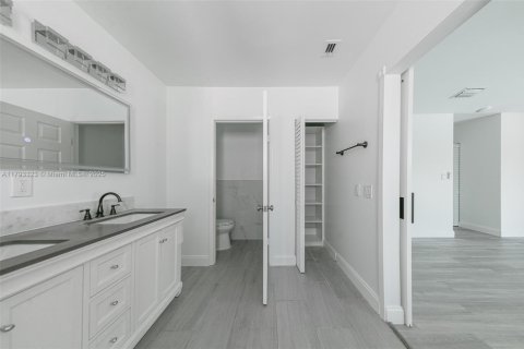 House in Miramar, Florida 3 bedrooms, 182.37 sq.m. № 1862015 - photo 24