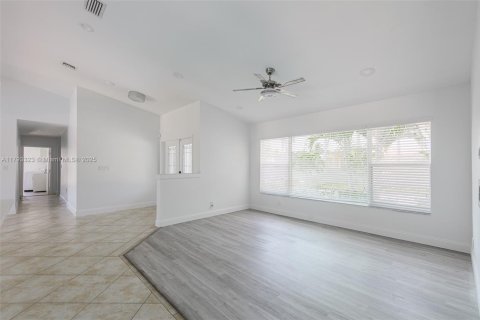 House in Miramar, Florida 3 bedrooms, 182.37 sq.m. № 1862015 - photo 18