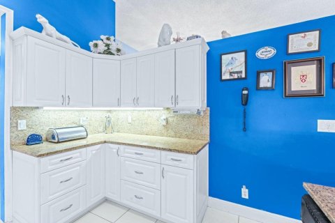 House in Lake Worth, Florida 3 bedrooms, 190.54 sq.m. № 2082029 - photo 5