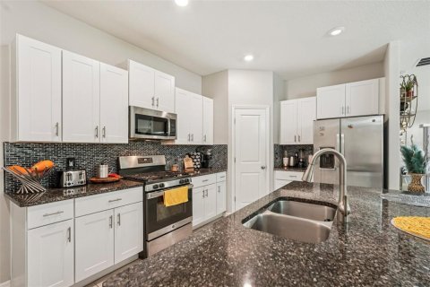 House in BELMONT in Sun City Center, Florida 4 bedrooms, 171.03 sq.m. № 1912098 - photo 16