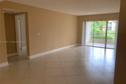 Condo in Coral Springs, Florida, 2 bedrooms  № 1698967 - photo 2