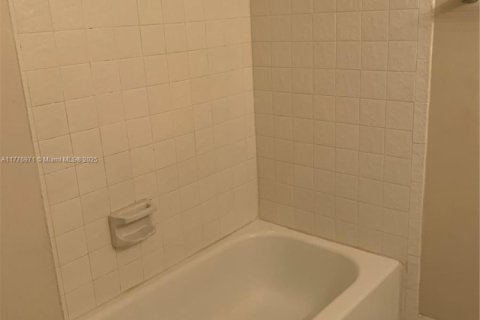 Condo in Coral Springs, Florida, 2 bedrooms  № 1698967 - photo 9