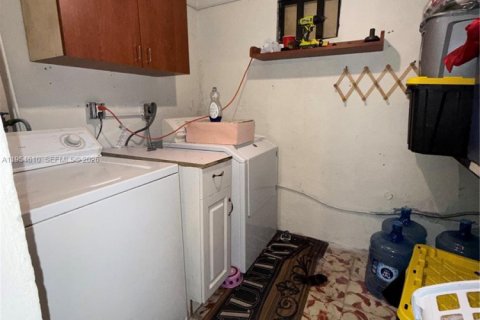 Propiedad comercial en venta en Miami, Florida, 125.7 m2 № 2008395 - foto 19