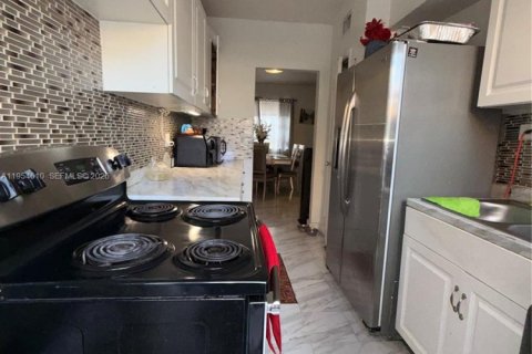 Propiedad comercial en venta en Miami, Florida, 125.7 m2 № 2008395 - foto 15