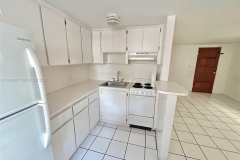 House in Coral Gables, Florida 1 bedroom, 55.74 sq.m. № 1985698 - photo 6