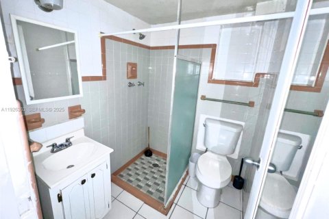 House in Coral Gables, Florida 1 bedroom, 55.74 sq.m. № 1985698 - photo 4