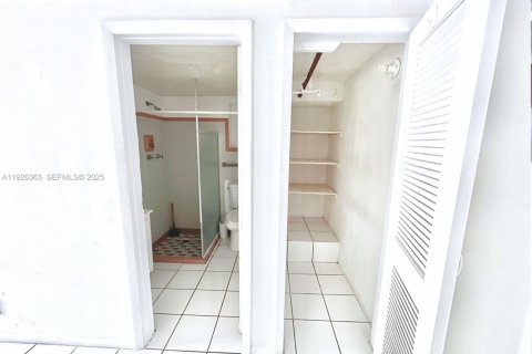 House in Coral Gables, Florida 1 bedroom, 55.74 sq.m. № 1985698 - photo 8