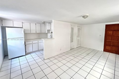 House in Coral Gables, Florida 1 bedroom, 55.74 sq.m. № 1985698 - photo 2