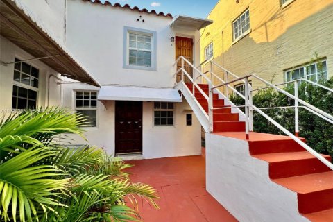 House in Coral Gables, Florida 1 bedroom, 55.74 sq.m. № 1985698 - photo 1