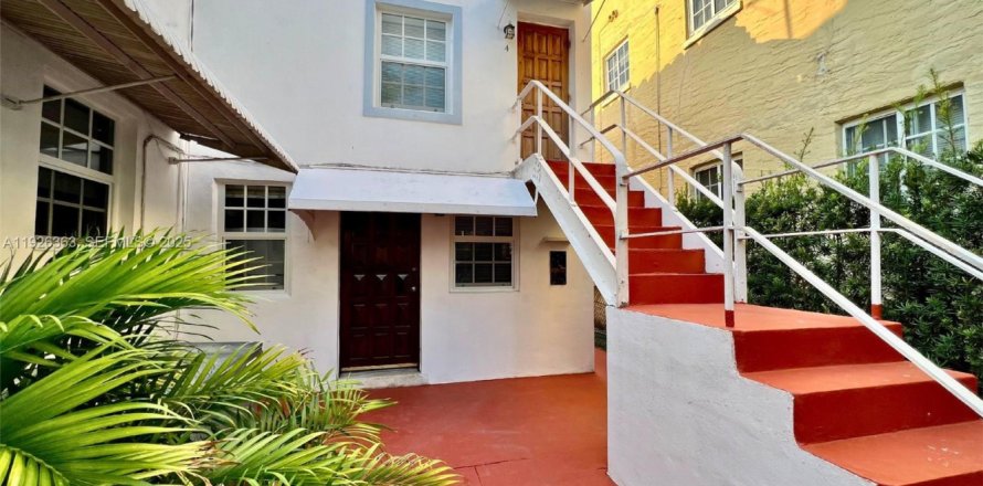 House in Coral Gables, Florida 1 bedroom, 55.74 sq.m. № 1985698