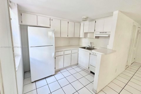 House in Coral Gables, Florida 1 bedroom, 55.74 sq.m. № 1985698 - photo 7