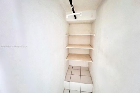 House in Coral Gables, Florida 1 bedroom, 55.74 sq.m. № 1985698 - photo 9