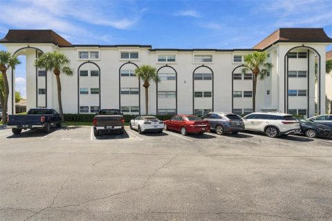 Condo in Belleair Bluffs, Florida, 1 bedroom  № 2367350
