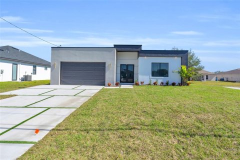 House in Cape Coral, Florida 4 bedrooms, 176.89 sq.m. № 1518380 - photo 1