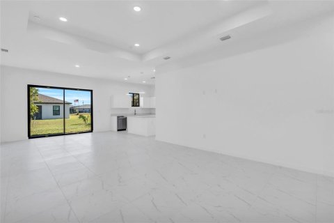 House in Cape Coral, Florida 4 bedrooms, 176.89 sq.m. № 1518380 - photo 5