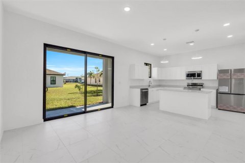 House in Cape Coral, Florida 4 bedrooms, 176.89 sq.m. № 1518380 - photo 8