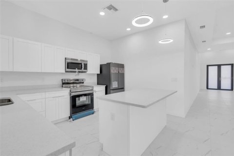 House in Cape Coral, Florida 4 bedrooms, 176.89 sq.m. № 1518380 - photo 9