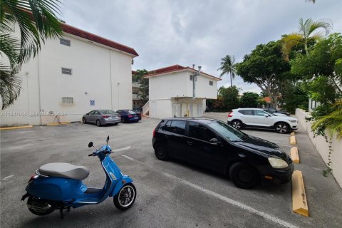 Condo in Miami Beach, Florida, 2 bedrooms  № 2025847 - photo 29