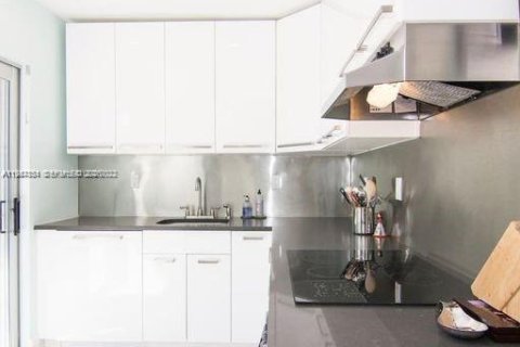 Condo in Miami Beach, Florida, 2 bedrooms  № 2025847 - photo 16