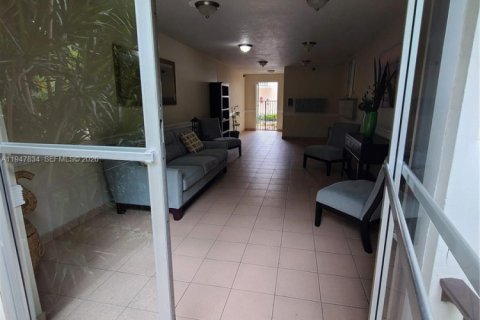 Condo in Miami Beach, Florida, 2 bedrooms  № 2025847 - photo 10