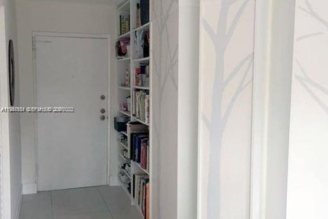 Condo in Miami Beach, Florida, 2 bedrooms  № 2025847 - photo 25