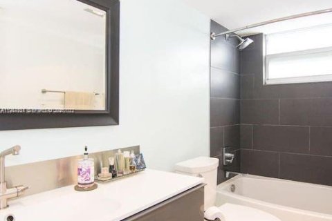 Condo in Miami Beach, Florida, 2 bedrooms  № 2025847 - photo 21