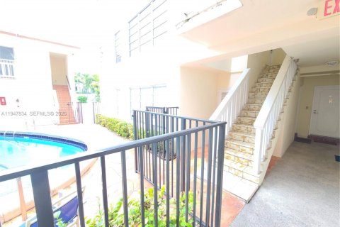 Condo in Miami Beach, Florida, 2 bedrooms  № 2025847 - photo 14
