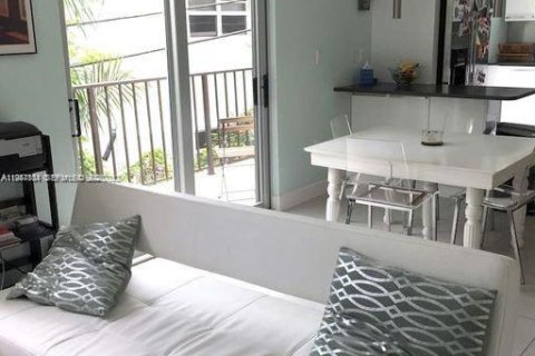Condo in Miami Beach, Florida, 2 bedrooms  № 2025847 - photo 19
