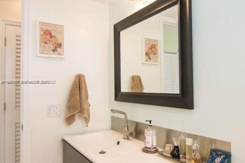 Condo in Miami Beach, Florida, 2 bedrooms  № 2025847 - photo 22