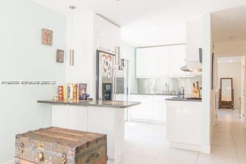 Condo in Miami Beach, Florida, 2 bedrooms  № 2025847 - photo 3