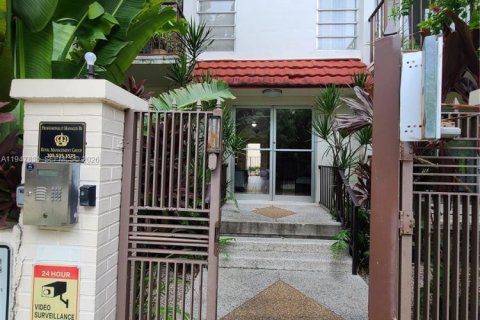 Condo in Miami Beach, Florida, 2 bedrooms  № 2025847 - photo 9