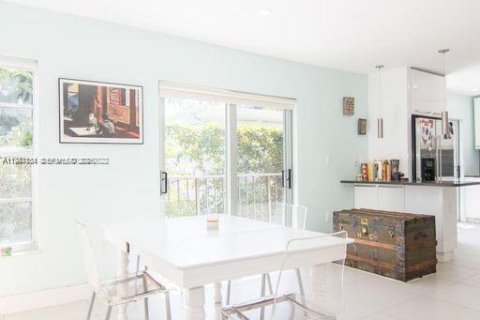 Condo in Miami Beach, Florida, 2 bedrooms  № 2025847 - photo 18