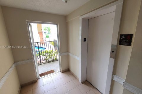 Condo in Miami Beach, Florida, 2 bedrooms  № 2025847 - photo 12