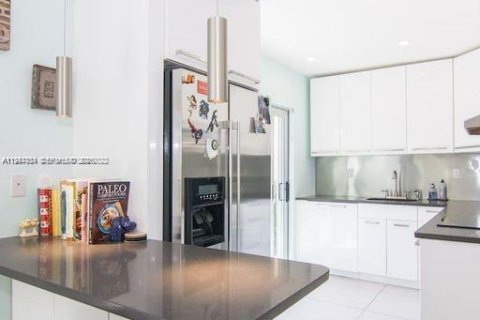 Condo in Miami Beach, Florida, 2 bedrooms  № 2025847 - photo 15