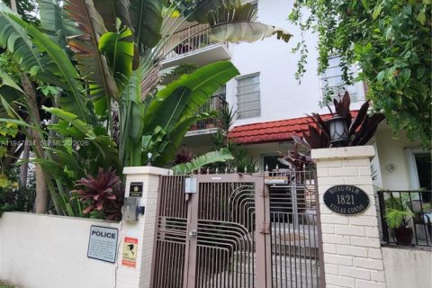 Condo in Miami Beach, Florida, 2 bedrooms  № 2025847 - photo 8