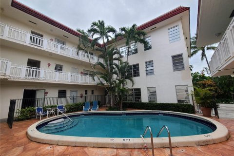 Condo in Miami Beach, Florida, 2 bedrooms  № 2025847 - photo 30