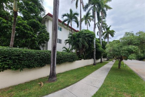 Condo in Miami Beach, Florida, 2 bedrooms  № 2025847 - photo 4