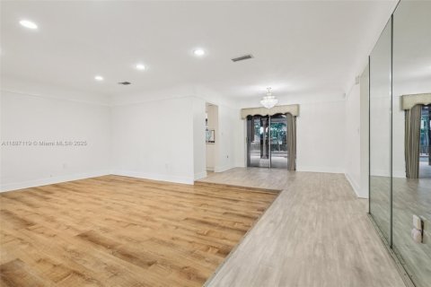 House in Miramar, Florida 3 bedrooms, 141.95 sq.m. № 1948581 - photo 22