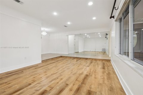 House in Miramar, Florida 3 bedrooms, 141.95 sq.m. № 1948581 - photo 24