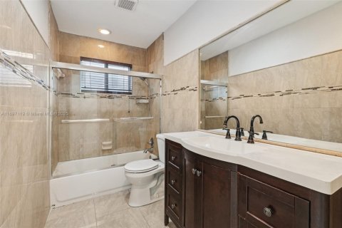 House in Miramar, Florida 3 bedrooms, 141.95 sq.m. № 1948581 - photo 11