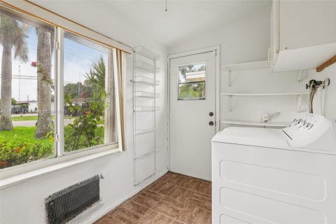 House in Miramar, Florida 3 bedrooms, 141.95 sq.m. № 1948581 - photo 14