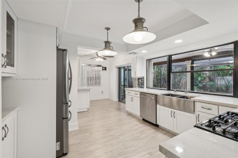 House in Miramar, Florida 3 bedrooms, 141.95 sq.m. № 1948581 - photo 3