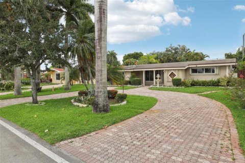 House in Miramar, Florida 3 bedrooms, 141.95 sq.m. № 1948581 - photo 23